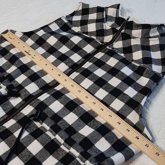 Doublju Black and White Cozy Vest with Pockets and Drawstring Waist - Picture 12 of 12